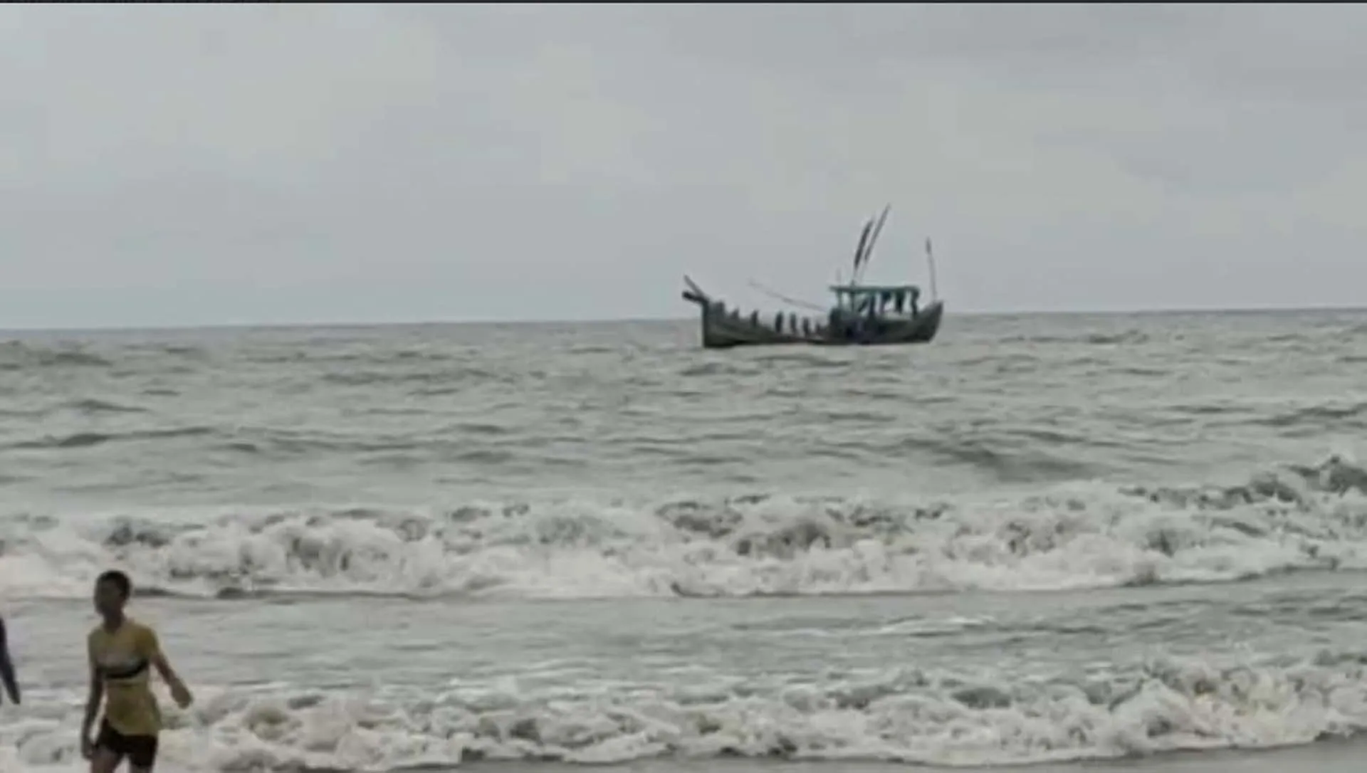 ১১ ঘন্টা সমুদ্রে ভেসে তীরে ফিরলেন ১০ জেলে 